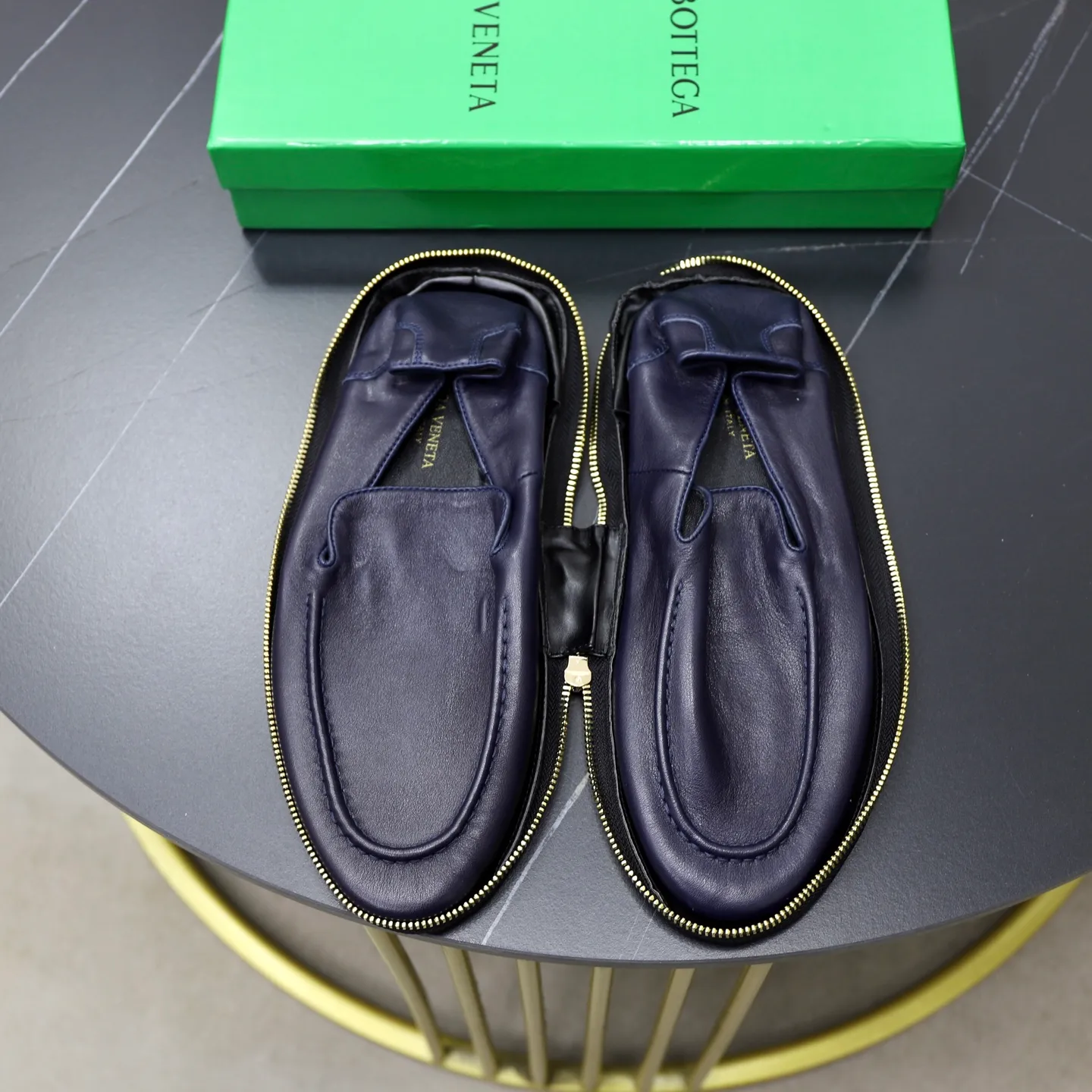Ex-factory price: 462💰Calf lining【Bottega Veneta】BV classic men's wallet shoes. It is super convenient to carry when traveling. 👍It is made of imported soft calfskin, which is comfortable on the feet and has a luxurious cowhide lining inside. Original original rubber wear-resistant outsole. Matching code: 39-45